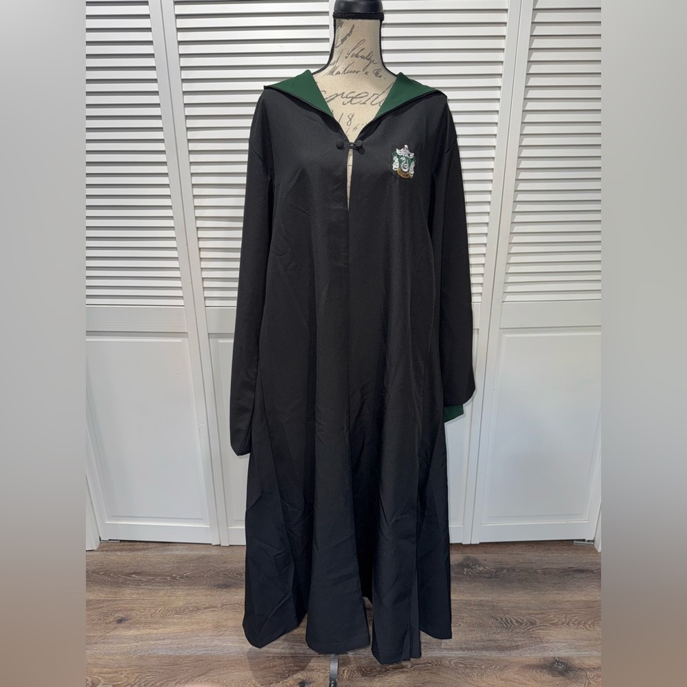NWOT🐍Universal Studios The Wizarding World Of Harry Potter Slytherin House Robe - Picture 1 of 13